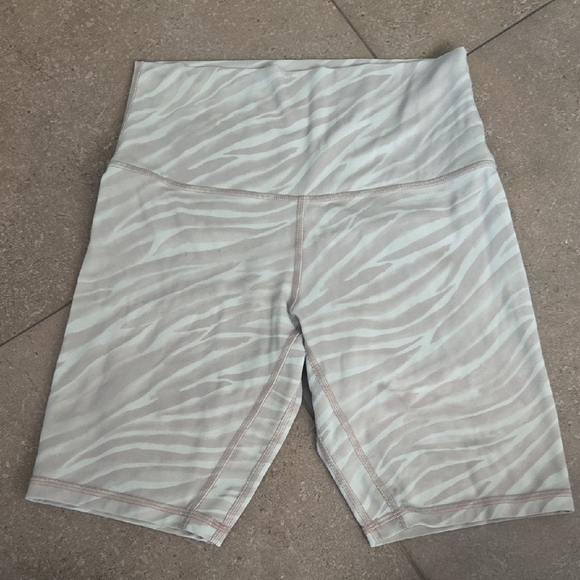 lululemon athletica Zebra Pattern Bike Shorts - Gray - Picture 2 of 4